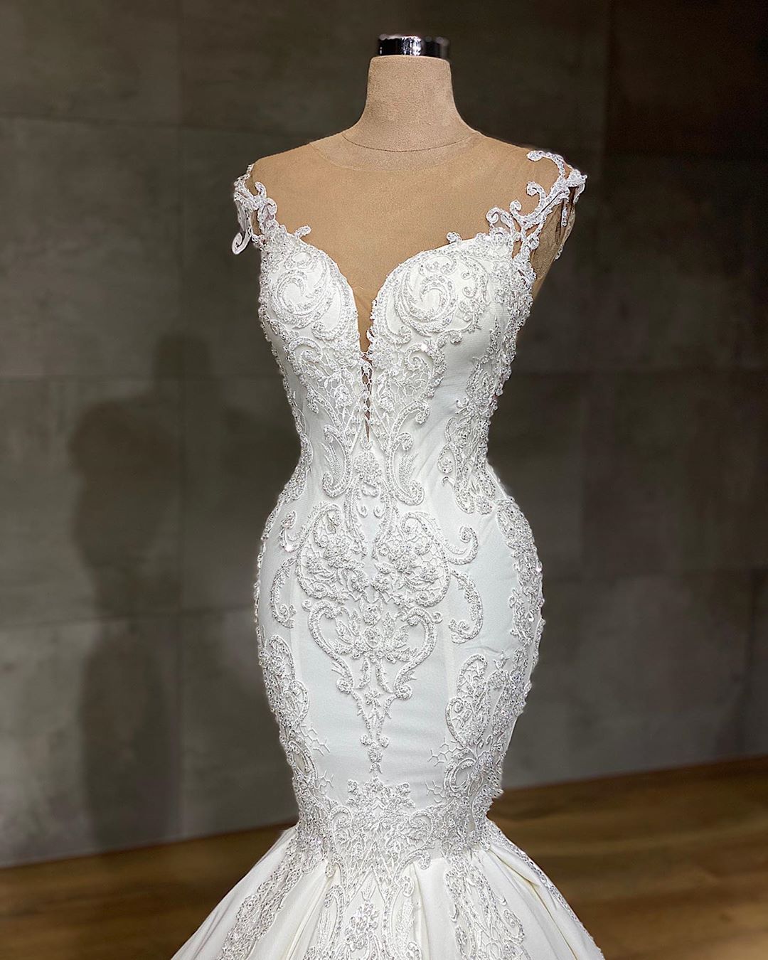 Modern Lace V-Neck Sleeveless Mermaid Wedding Dress With Appliques