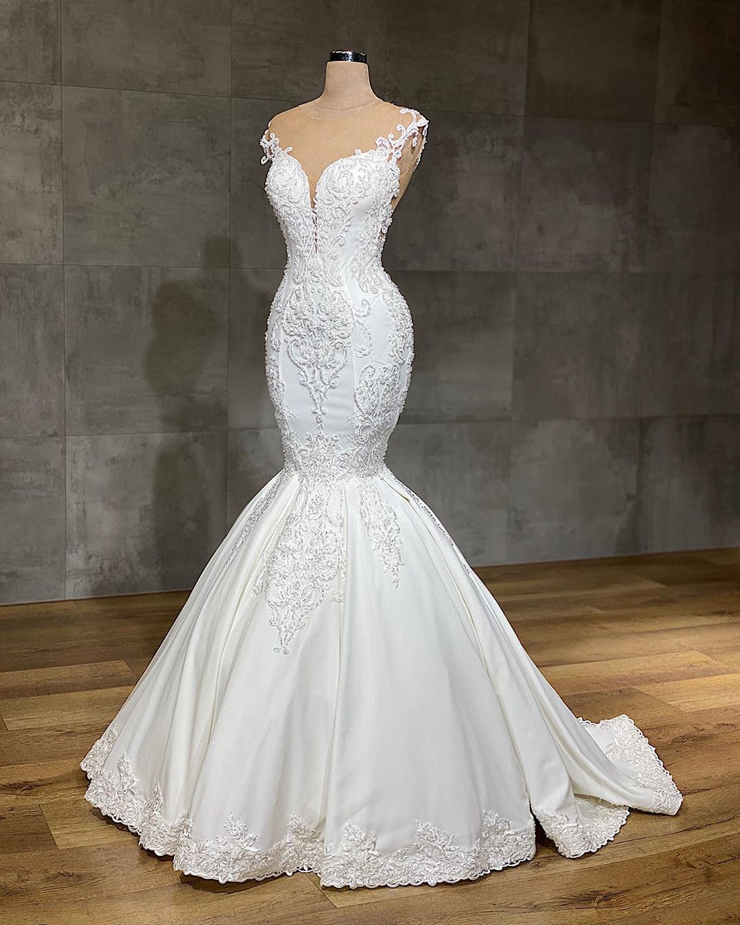 Modern Lace V-Neck Sleeveless Mermaid Wedding Dress With Appliques
