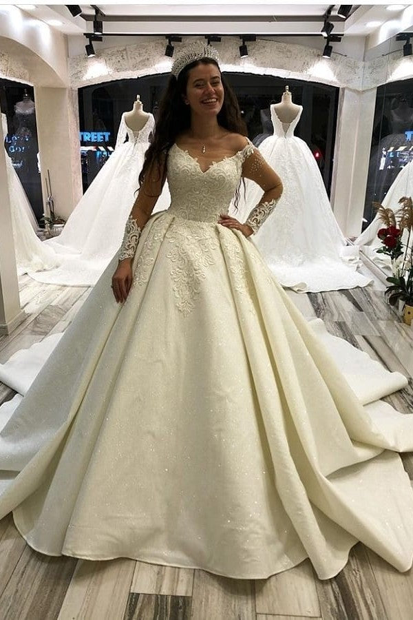 Modern Long Sleeves Sweetheart Wedding Dress with Appliques
