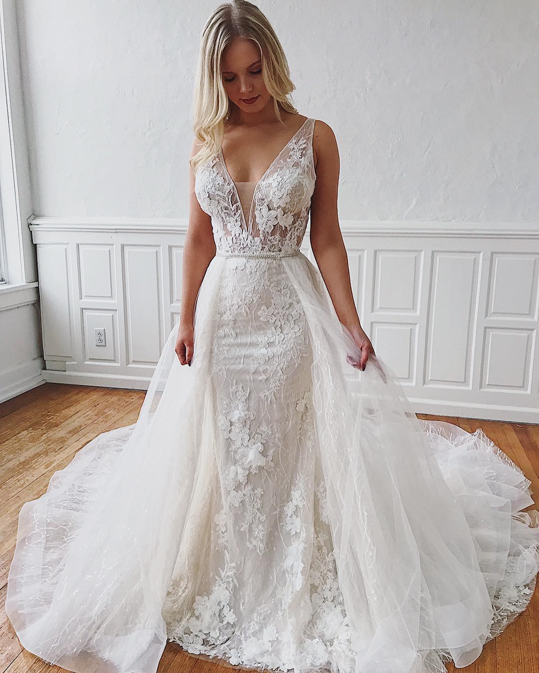 Modern Straps V-Neck Mermaid Detachable Wedding Dress with Lace