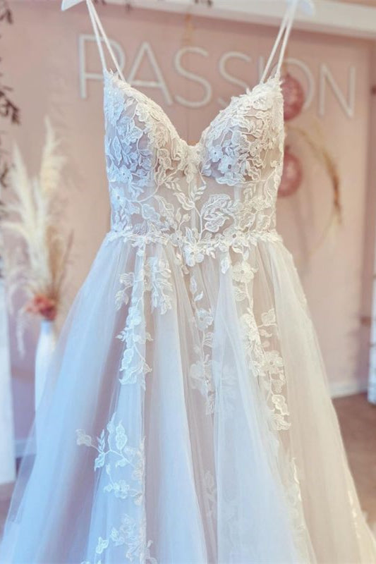 New Arrival Spaghetti-Straps V-Neck Tulle Lace Wedding Dress with Lace Appliques