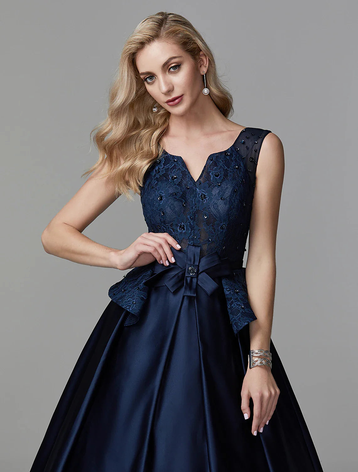 Aimishang Ball Gown Peplum Quinceanera Formal Evening Dress V Neck Sleeveless Floor Length Lace with Bow(s) Beading