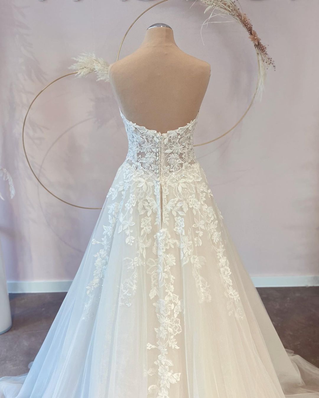 Stunning A-line Sweetheart Tulle Wedding Dress With Lace