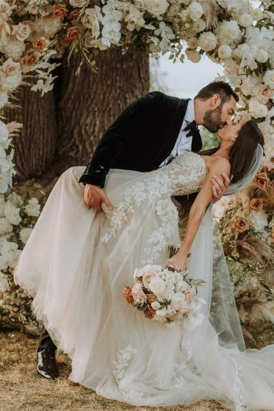 Stunning Sweetheart A-Line Tulle Wedding Dress With Lace Appliques