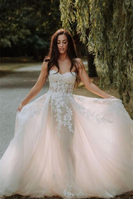 Stunning Sweetheart A-Line Tulle Wedding Dress With Lace Appliques