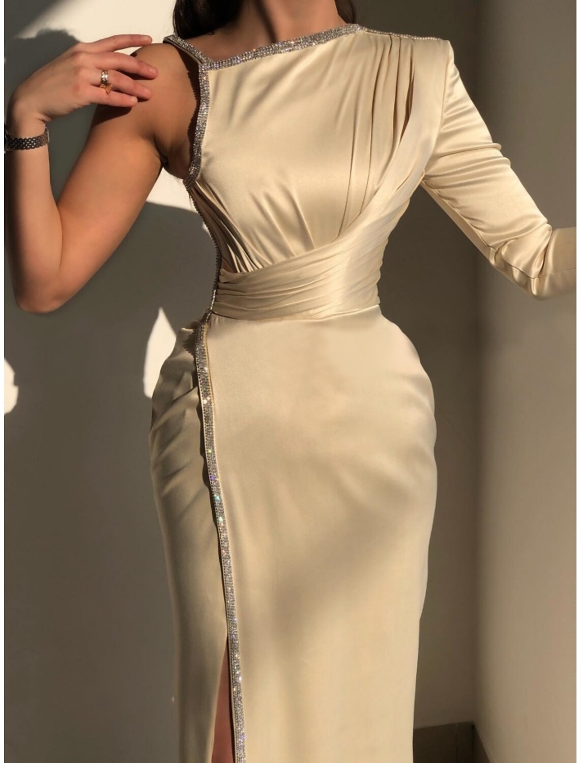 A-Line Evening Gown Elegant Dress Formal Sweep / Brush Train Long Sleeve Scoop Neck Satin with Ruched Sequin Slit