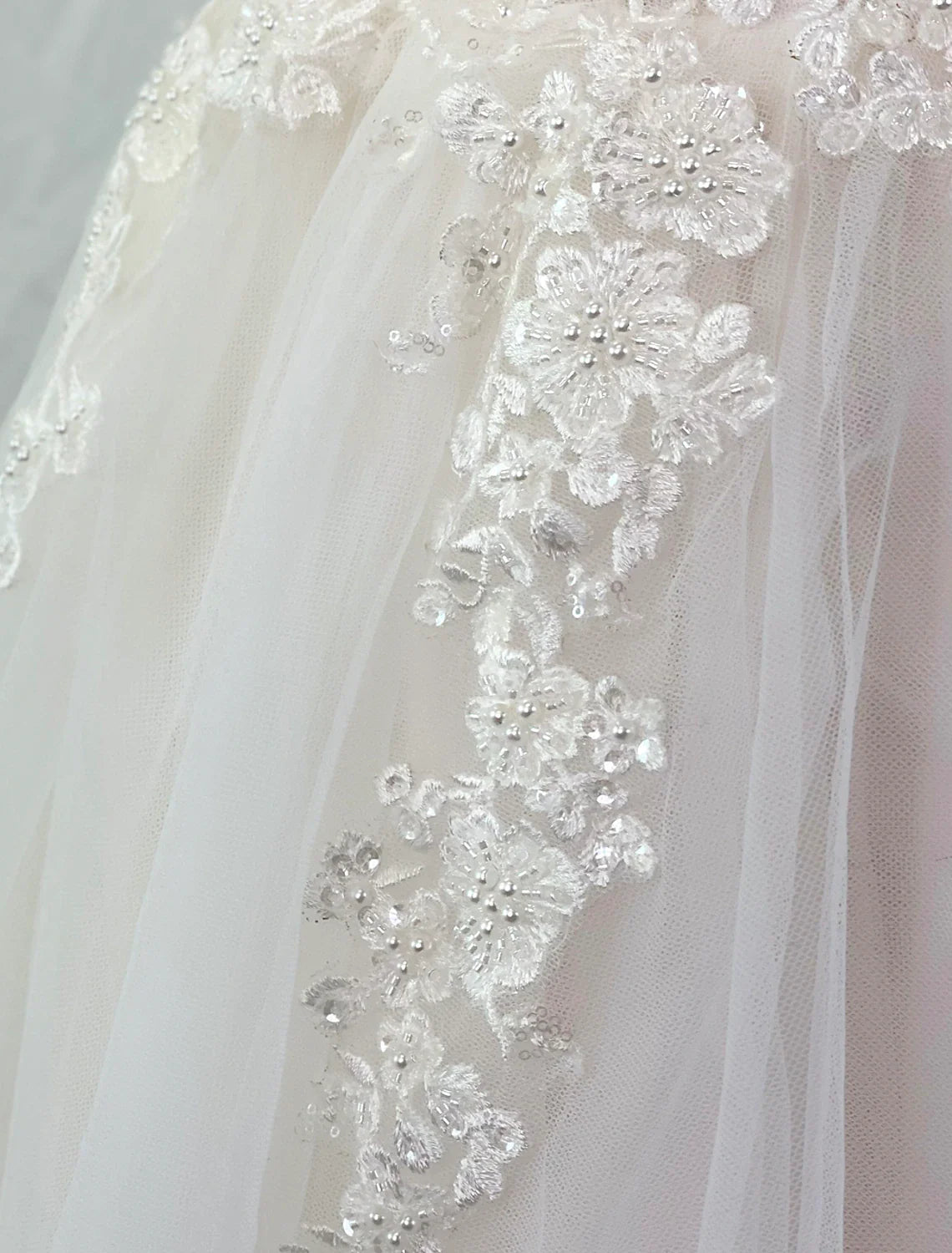 Wholesale Beach Boho Wedding Dresses A-Line Camisole V Neck Sleeveless Court Train Tulle Bridal Gowns With Embroidery Appliques